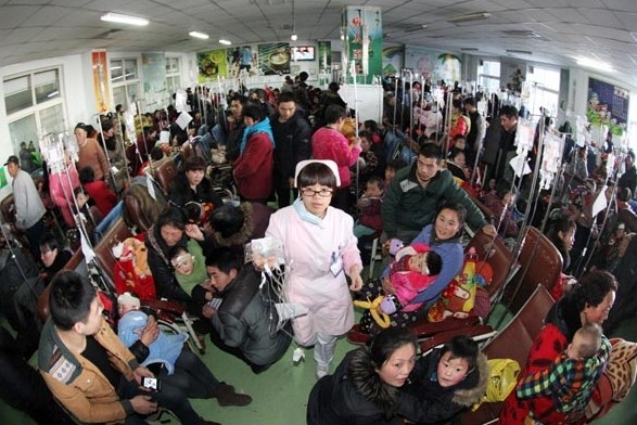 People crowd into the infusion hall of the People's Hospital in Ganyu County, Jiangsu province, on Jan 4. Si Wei / for China Daily