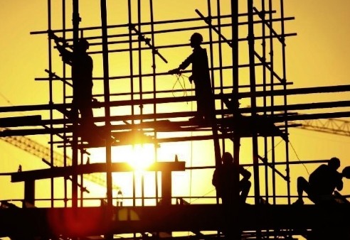 Workers build an architectural structure in Jiujiang, east China's Jiangxi Province, Oct. 14, 2013. China's economy grew 7.7 percent year on year in 2013, the National Bureau of Statistics said on Jan. 20, 2014. Last year, the country's gross domestic product (GDP) reached 56.8845 trillion yuan (9.31 trillion U.S. dollars). (Xinhua/Zhang Haiyan)