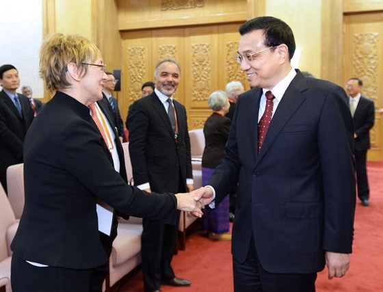 Chinese Premier Li Keqiang shakes hands with a foreign expert at a seminar held in Great Hall of the People with over 70 foreigners working in China, Jan 21, 2014. [Photo/Xinhua]  