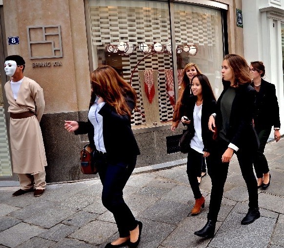 A store in Paris offers Shang Xia products, a luxury label created by Hermes in China. There are also Shang Xia stores in Beijing and Shanghai. Trade between the European Union and China hit $559.06 billion in 2013, up 2.1 percent year-on-year. [Photo/Xinhua]  