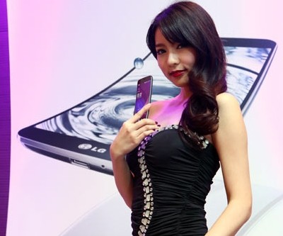 A model poses with a curved screen smartphone produced by LG Electronics at a launch party on Jan 21, 2014 in Beijing.  [Photo / Provided to chinadaily.com.cn] 