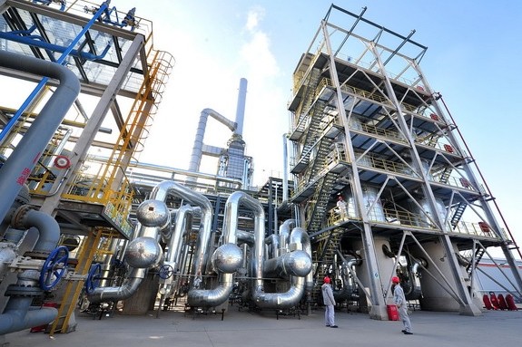 A China National Petroleum Corp refinery plant in Ningxia Hui Autonomous region. [Photo by Peng Zhaozhi / XINHUA]