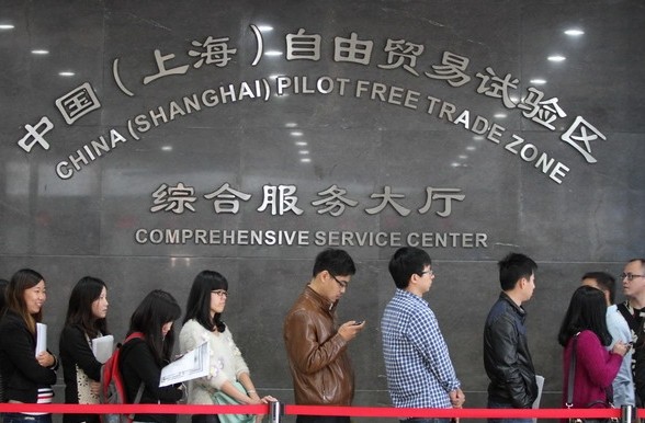 People queue up at the China (Shanghai) Pilot Free Trade Zone's service center. Banks within the zone can now conduct renminbi cross-border settlements for transactions involving the current account and direct investment business. Xu Congjun / for China Daily  