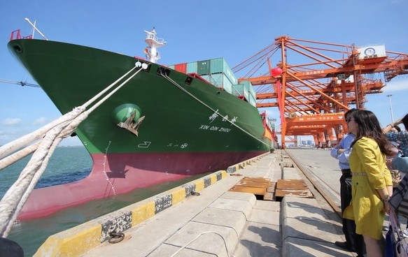 One of China Shipping Container Lines Co's container ships docked at Qinzhou port in South China's Guangxi Zhuang autonomous region. [Photo/Xinhua]   