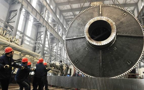 The cylinder of a grinding mill is hoisted at an assembly plant in Luoyang, Henan province. The profits of large industrial companies grew 12.2 percent last year to 6.28 trillion yuan ($1.04 trillion). [Photo by Huang Zhengwei / for China Daily]
