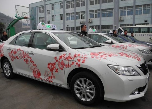 A first batch of 500 hybrid taxis has gone into use in Guiyang, Guizhou province. All of Guiyang's 7,000 taxis will be replaced by hybrid taxis with intelligent terminals, with upgrading of the remaining 6,500 vehicles scheduled to begin in March, 2014.[Provided to chinadaily.com.cn]  