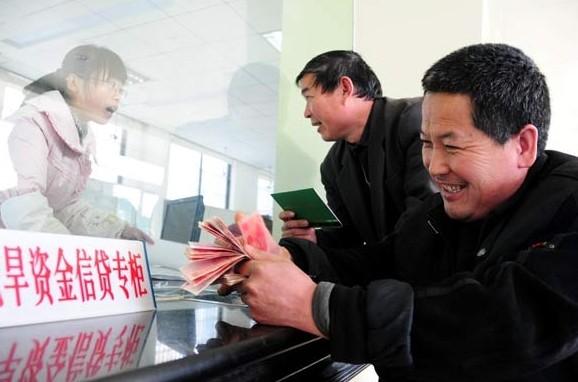 Farmers applying for anti-drought loan (5,000 yuan or $826 per household) at a village bank in Linyi, Shandong province. [Fang Dehua / for China Daily]   