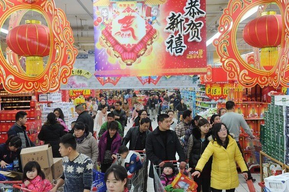 Shoppers choose Spring Festival items at a supermarket in Fuyang, Anhui province. During the week-long holiday, nationwide sales of retailers and catering businesses rose 13.3 percent year-on-year to 610.7 billion yuan ($100.7 billion). Wang Biao / For China Daily  