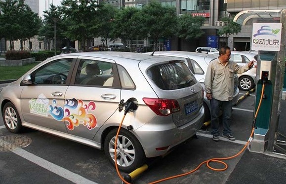 A new-energy car at Tsinghua University in Beijing. The new-energy cars will enjoy more preferential policies in China. [Wu Changqing/For China Daily]   