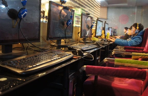 Many seats are unoccupied recently at a cyberbar in Xi'an, Shaanxi province. Yuan Chen / for China Daily 