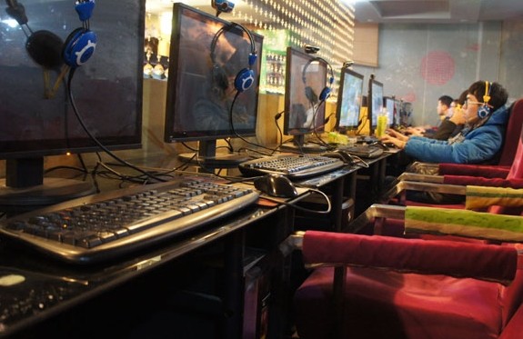 Many seats are unoccupied recently at a cyberbar in Xi'an, Shaanxi province. Yuan Chen / for China Daily 