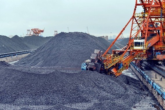 Coal inventories rise at the port of Qinhuangdao, Hebei province. The rising stockpiles indicate that downstream users at steel mills, cement factories and coal-fired power plants are reluctant to purchase fuel because of weak market conditions. liu xuezhong / For china daily  