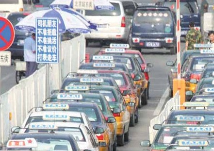 Taxis on the streets in Beijing. [File photo / China Daily]