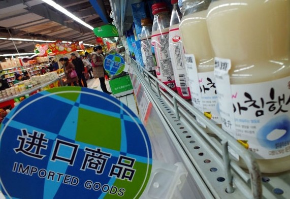 Customers weigh up imported goods at a supermarket in Yichang, Hubei province. China's imports increased 10 percent to $175.27 billion in January, the fastest pace in six months, the General Administration of Customs said on Wednesday. Liu Junfeng / for China Daily   