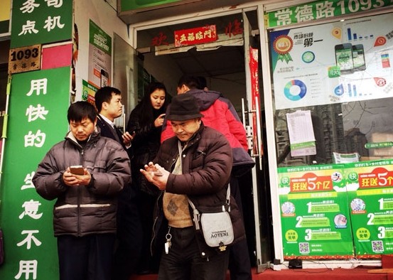 Taxi drivers register a car-hailing app at a developer's office in Shanghai. Taxi apps have become popular in major cities such as Beijing and Shanghai, where the number of taxis isn't keeping up with demand. Liu Xingzhe / for China Daily  