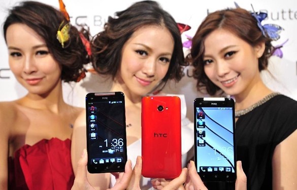Models present new smartphone HTC Butterfly by Taiwanese smartphone maker HTC Corp. in Taipei, southeast China's Taiwan, Dec. 11, 2012. [Photo/Xinhua]   