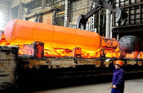 A steel casting facility in Luoyang, Henan province. The iron and steel industries are among those that have the most serious problems with overcapacity. [Provided to China Daily]