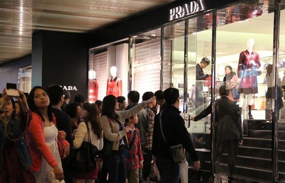 Chinese mainland visitors line up at a Prada shop in Hong Kong. Although growth has slowed for many luxury retailers in China, Chinese consumers last year still purchased luxury goods with an estimated value of $10.2 billion in domestic and foreign outlets, 47 percent of the world's total. GENG FEIFEI/CHINA DAILY  