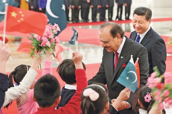 President Xi Jinping accompanies his Pakistani counterpart Mamnoon Hussain at a welcoming ceremony in Beijing on Wednesday. Xu Jingxing / China Daily 