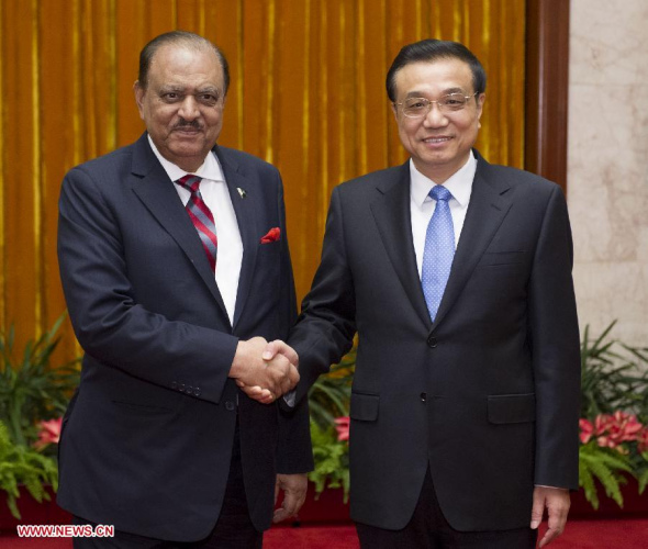 Chinese Premier Li Keqiang (R) meets with Pakistani President Mamnoon Hussain at the Great Hall of the People in Beijing, capital of China, Feb. 20, 2014. (Xinhua/Huang Jingwen)