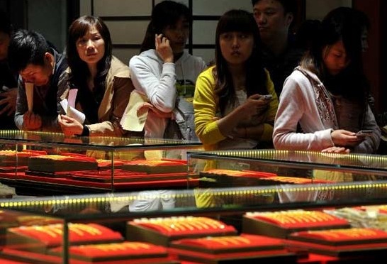 Consumers wait in a line to check out at a gold jewellery shop in Nanjing, capital of east China's Jiangsu Province, April 18, 2013. (Xinhua File Photo)  