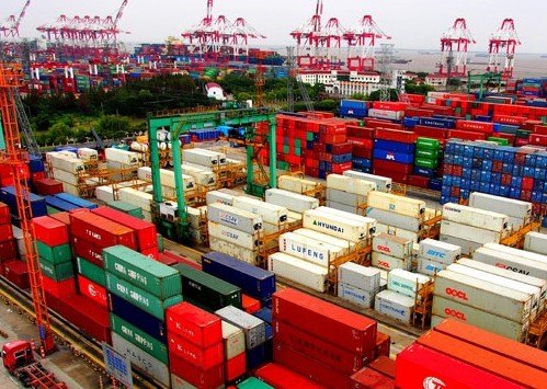 Containers pile up at Waigaoqiao Port in the Shanghai Free Trade Zone. [Photo/ Xinhua]   