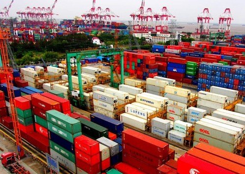 Containers pile up at Waigaoqiao Port in the Shanghai Free Trade Zone. [Photo/ Xinhua]   