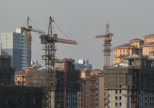 Photo taken on Feb. 22, 2014 shows residential apartment buildings under construction in Shijiazhang, capital of north China's Hebei Province. (Xinhua/Zhu Xudong)