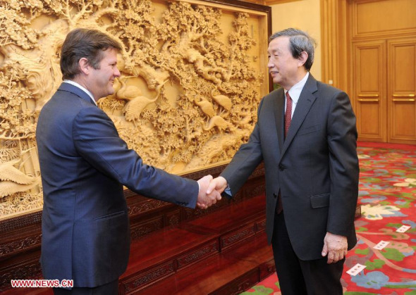 Chinese Vice Premier Ma Kai (R) meets with Pierre Beaudoin, President and Chief Executive Officer of Bombardier, Canada's leading aircraft manufacturer, in Beijing, capital of China, Feb 24, 2014. (Xinhua/Zhang Duo)