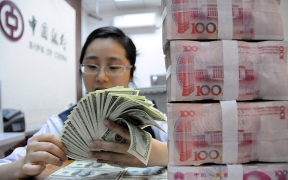 A clerk counts currency at a Bank of China Ltd branch in Nanchong, Sichuan province. The yuan has depreciated almost 1 percent against the dollar since Feb 17. [Photo/Xinhua]  