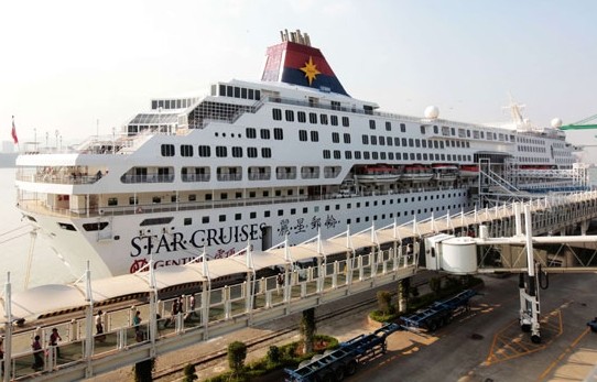 A Star Cruises ship is seen at a port in Xiamen, Fujian province, in November 2013. The number of customers taking cruises accounted for 10 percent of Ctrip.com, China's largest online travel agency's total clients last year, according to a recent market survey by the company. Provided to China Daily   