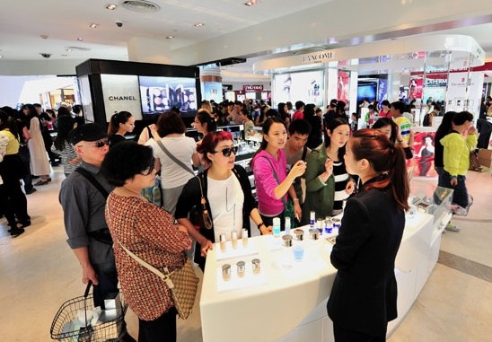 Tourists shop for duty-free goods in Sanya, Hainan province. Zhang Yongfeng/Xinhua   
