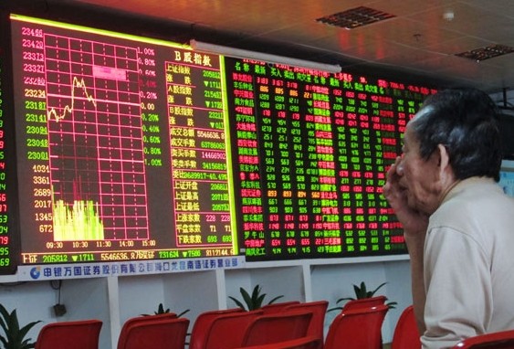 An investor follows the stock index at a brokerage in Haikou, Hainan province, March 4, 2014. SHI YAN/CHINA DAILY  