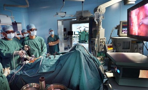 An operation to treat cancer at a hospital in Wuhan, Hubei province. Cancer was the leading cause of death in 2012 in China when 2.7 million people died from it. Hu Weiming / for China Daily  