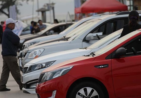Buyers may feel more secure when shopping for cars after a new consumer protection law took effect last year. It carries stiff requirements on dealers for repair and even replacement of faulty vehicles. [Huang Jiexian / For China Daily]  