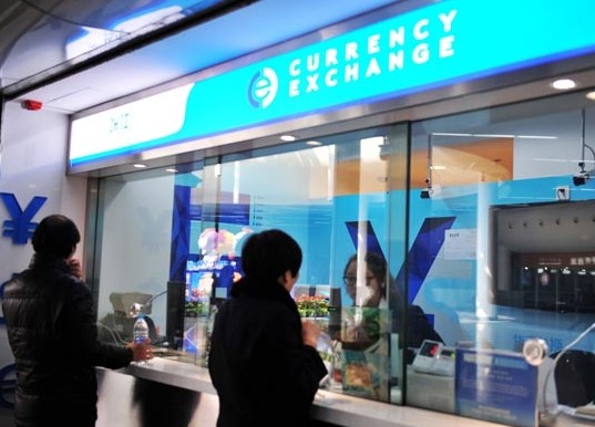 A currency exchange counter at a subway station in Shanghai. The yuan closed at 6.1781 to the dollar on Monday, down 285 basis points from Friday. Provided to China Daily