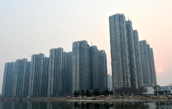 Buildings are under construction in Shijiazhuang, capital city of north China's Hebei province, March 16, 2014. (Xinhua/Zhu Xudong)   
