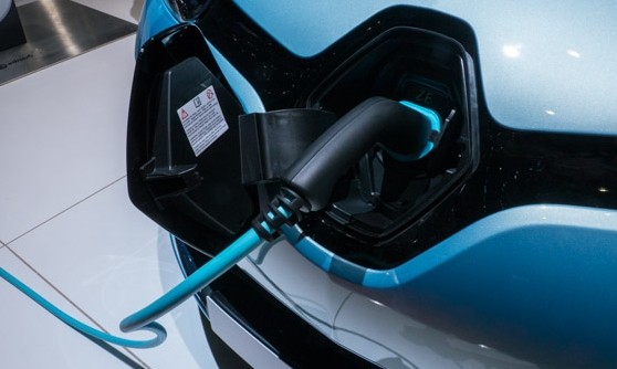 A Renault electric car Zoe is pictured with a charger plugging in on March 5, 2014 at Geneva International Motor Show at Switzerland. [Hao Yan / chinadaily.com.cn]