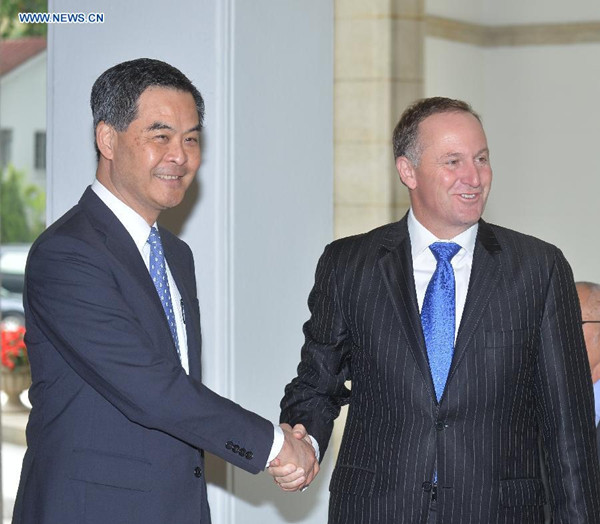 Leung Chun-ying (L), Chief Executive of Hong Kong Special Administrative Region, shakes hands with New Zealand's Prime Minister John Key during their meeting in south China's Hong Kong, March 21, 2014. (Xinhua)