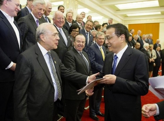 Chinese Premier Li Keqiang (front R) meets with overseas delegates to the 2014 China Development Forum in Beijing, capital of China, March 24, 2014.(Xinhua/Huang Jingwen)