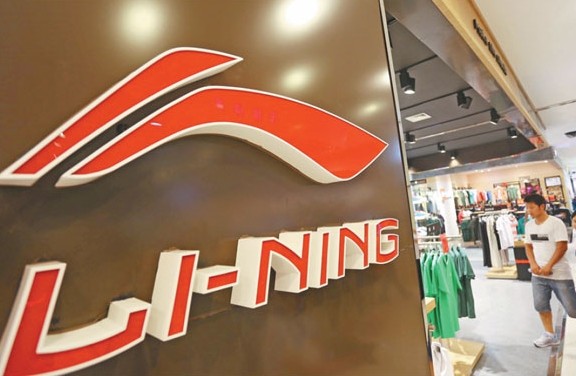 Customers make purchases at a Li Ning Co Ltd store in Xuchang, Henan province. The share of the companys subsidiaries in retail revenue grew from 21 percent in 2011 to 35 percent in 2013. Geng Guoqing / For China Daily
