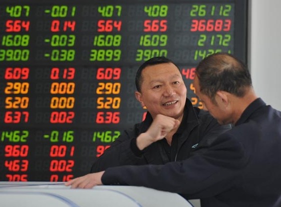 Investors discuss market trends at a securities house in Fuyang, Anhui province. So far this year,48 Chinese companies have listed on the A-share market, raising 22.4 billion yuan. Lu Qijian / for China Daily