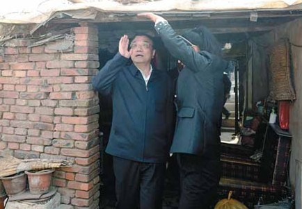 Premier Li Keqiang checks the ceiling of a resident's home in Tienan, a shantytown in Chifeng, Inner Mongolia autonomous region, on Thursday. Liu Zhen / China News Service  
