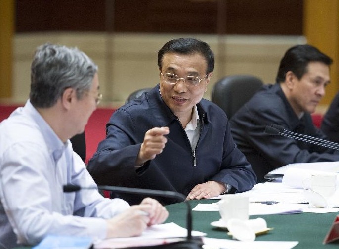 Chinese Premier Li Keqiang (2nd L) presides over a seminar on economic development in some provinces, in northeast China's Liaoning Province, March 26, 2014. (Xinhua/Huang Jingwen)