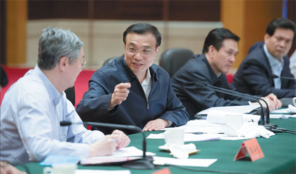 China will stabilize market confidence by assuring supportive measures for economic growth and push forward structural reforms, said Premier Li Keqiang. He made the remarks at a meeting with senior officials from five provincial and municipal governments during a visit to Liaoning province, Northeast China, this week. [Photo / Xinhua]