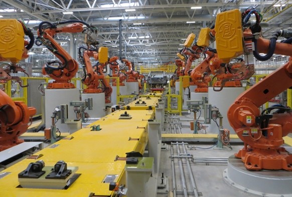 Highly automated assembly line at the Changshu plant of Chery Jaguar Land Rover to ensure that production can start in the fourth quarter of the year as scheduled.[Photo/China Daily]   