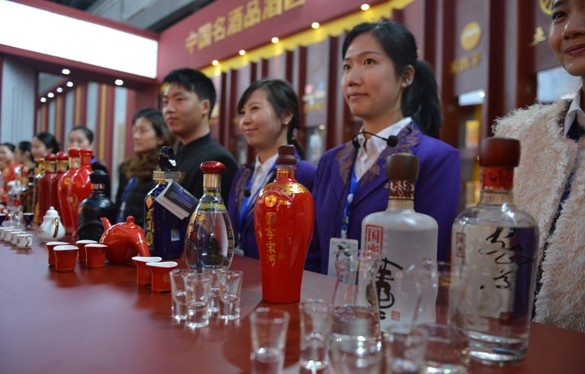 Different brands of baijiu are displayed at the China International Alcoholic Drinks Expo 2014 in Luzhou, Sichuan province, on March 23. Sales of expensive baijiu, which used to be a must for official dining, have been hit hard by a campaign urging officials to cut lavish spending. Provided to China Daily  