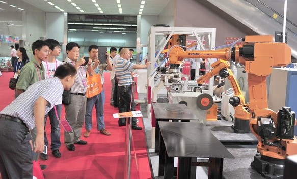 Domestically produced robots are shown at an international expo in Guangzhou, capital city of Guangdong province. China aims to have a relatively well-developed industrial robot industry by 2020,with three to five internationally competitive companies and eight to 10 supporting industrial clusters. LU HANXIN/XINHUA   
