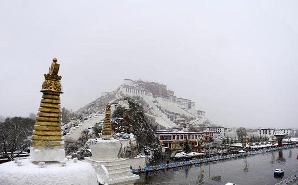 Photo taken on March 23, 2014 show the Potala Palace in Lhasa, capital of southwest China's Tibet Autonomous Region. A spring snow visited Lhasa Saturday night. (Xinhua/Wen Tao)  