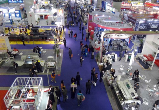 Equipment is on display at an international printing industry exhibition held last month in Guangzhou. The profit margin in Guangdong's printing industry has been squeezed as an economic slowdown cuts domestic and overseas demand and labor, paper and ink prices rise. China News Service  